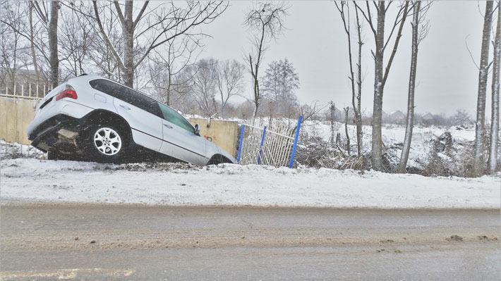 car-stuck-snowbank