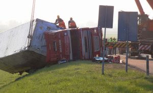 what-causes-semi-truck-overturn